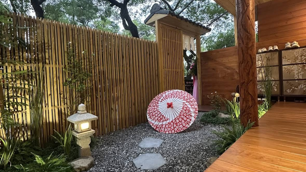 櫻珈琲永和仁愛總店日式庭園與紅色紙傘