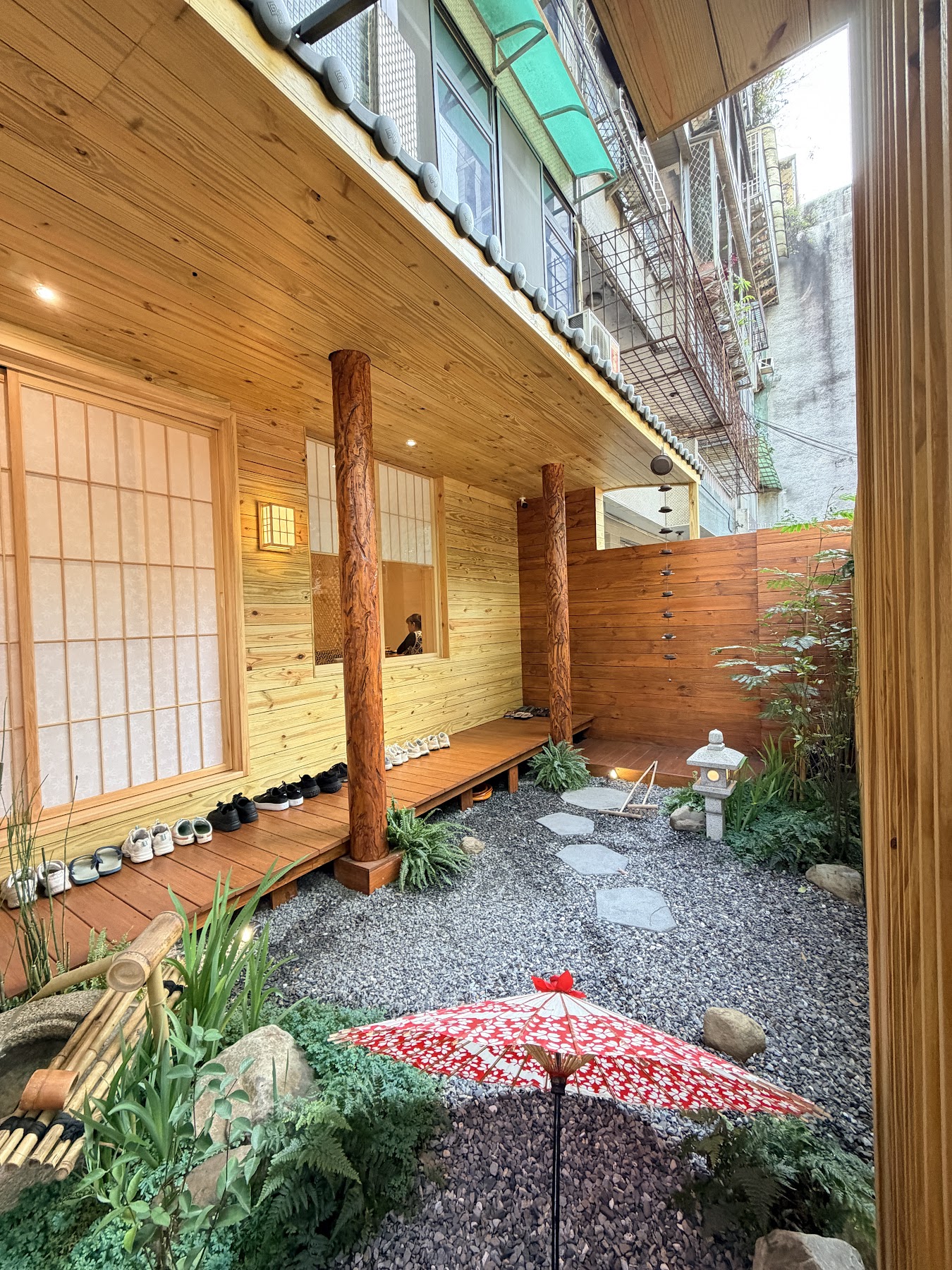 櫻珈琲永和仁愛總店木質外廊與庭園